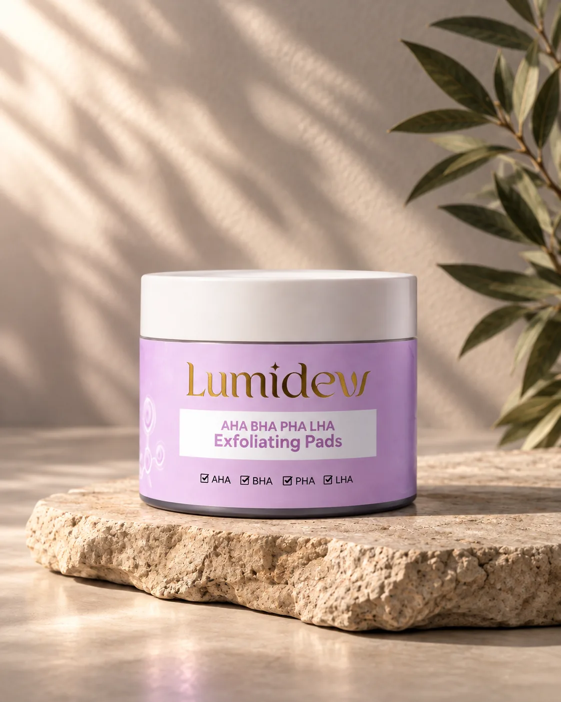Lumidew AHA BHA PHA LHA Exfoliating Pads di atas batu dalam cahaya hangat